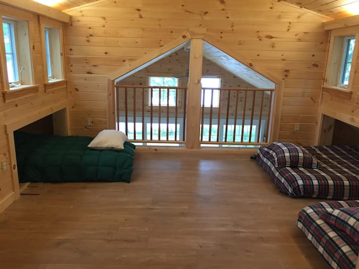 Loft avec beaucoup de fenêtres et 3 matelas gonflables - un favori pour les enfants 