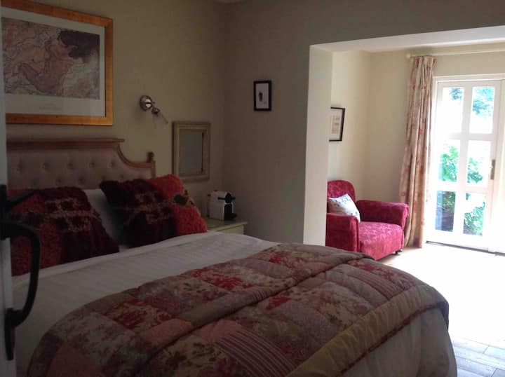 Master chumba cha kulala na dressing eneo & ensuite.