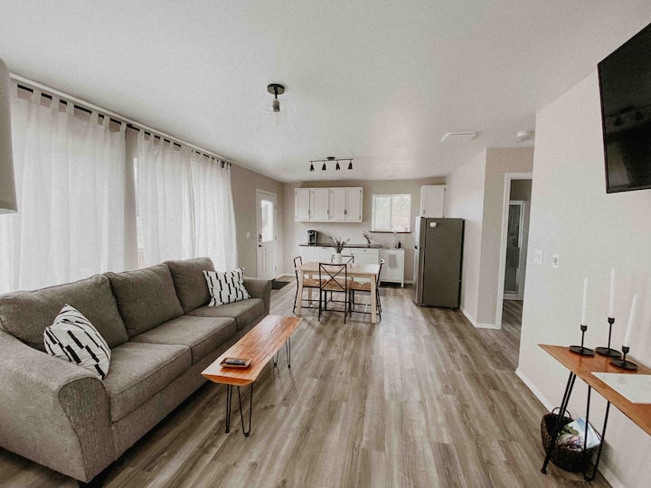 ⚡︎ bright & open guesthome minutes to downtown ⚡︎ Houses for Rent in