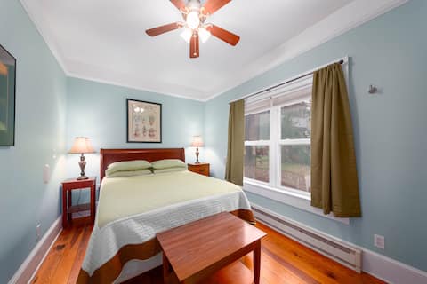 Private Suite Walk to Downtown