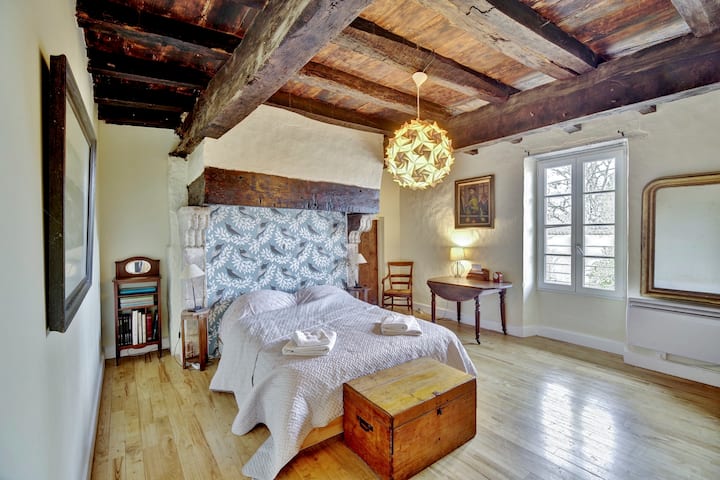 Bedroom 1 / Room 1