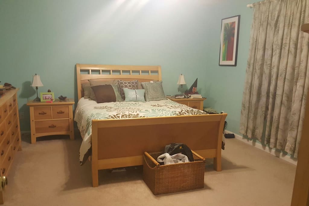 Master bedroom Queen size bed with en suite bathroom