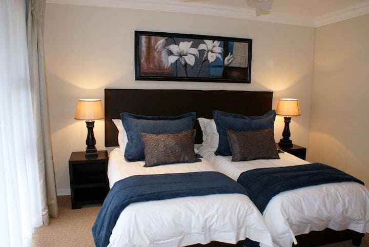 Svih 6 spavaćih soba može se opremiti bračnim krevetima i/ili dva odvojena kreveta. 4 spavaće sobe sa spojenim kupaonicama. 2 spavaće sobe niz stepenice dijele jednu kupaonicu (tuš-kada) i imaju zaseban ulaz. Vrlo fleksibilno.