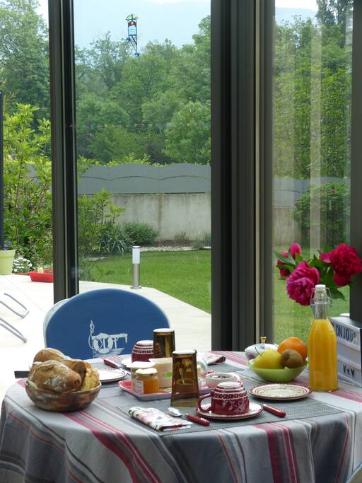 Petit déjeuner dans la véranda