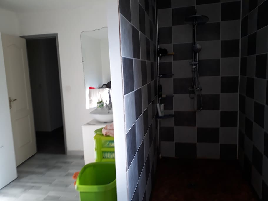 Salle de bain avec douche italienne
