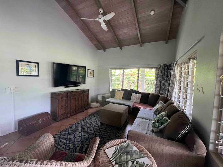 Large Beachside Home With Pool - Cook Islands