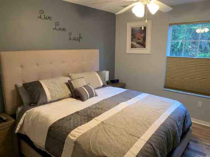 Მთავარი საძინებელი 193 × 203 სმ ზომის საწოლით