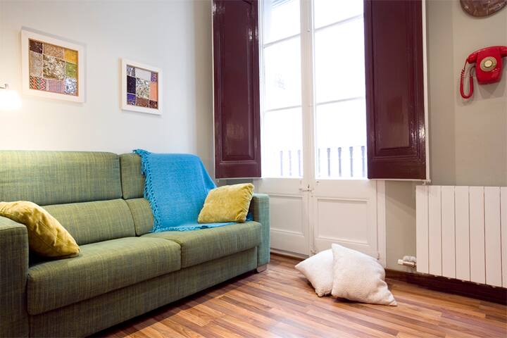 Bright El Born Apt | New A/C | Near Beach | 6ppl! gallery image 4