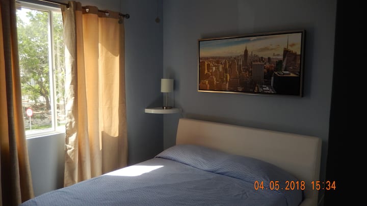 غرفة تضم سرير كوين