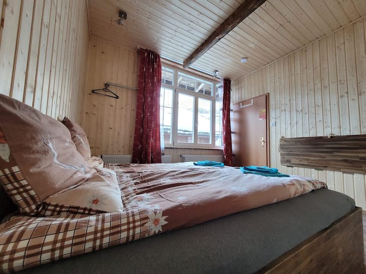 ห้องเตียงคู่ที่เงียบสงบมากพร้อมวิวภูเขา 