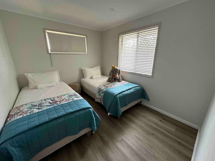 Dve jednolôžka s manželskou posteľou King 