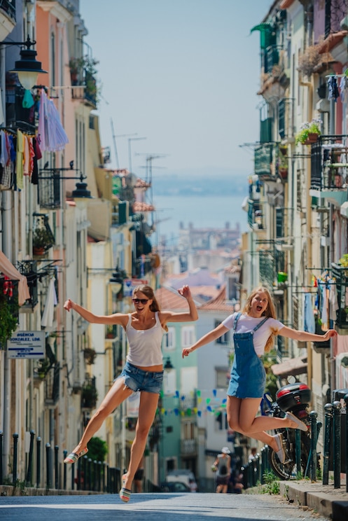 Show full-screen, host-provided image