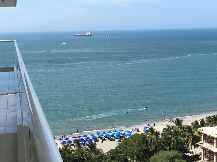 Vista al mar donde se ve la zona asignada de playa con carpas del edificio y del Hotel Mercure
