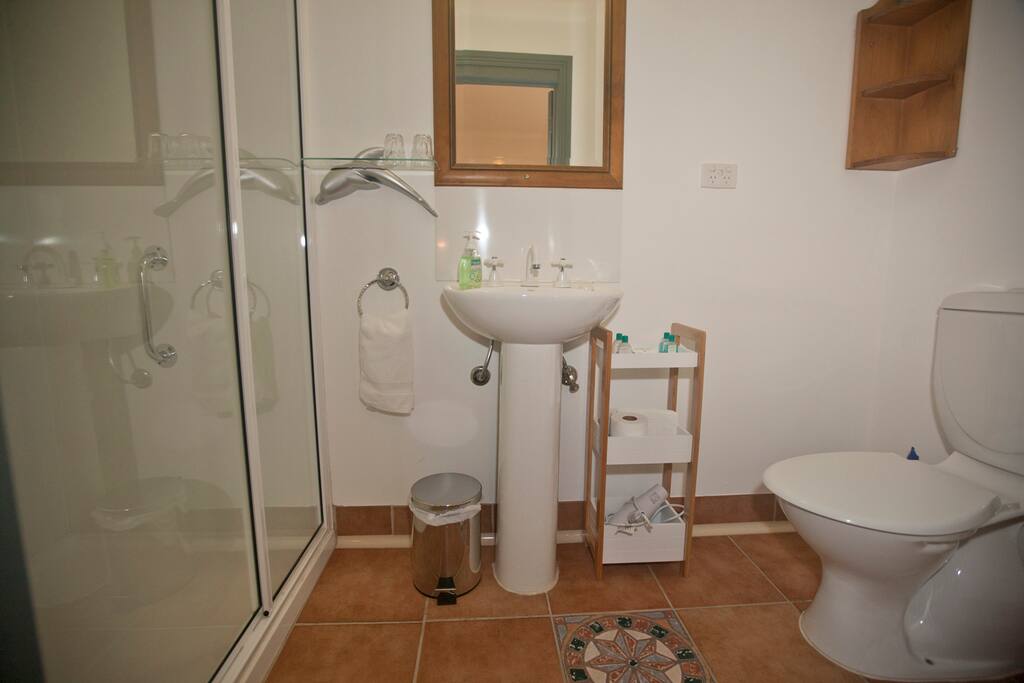 Room 6 Ensuite.