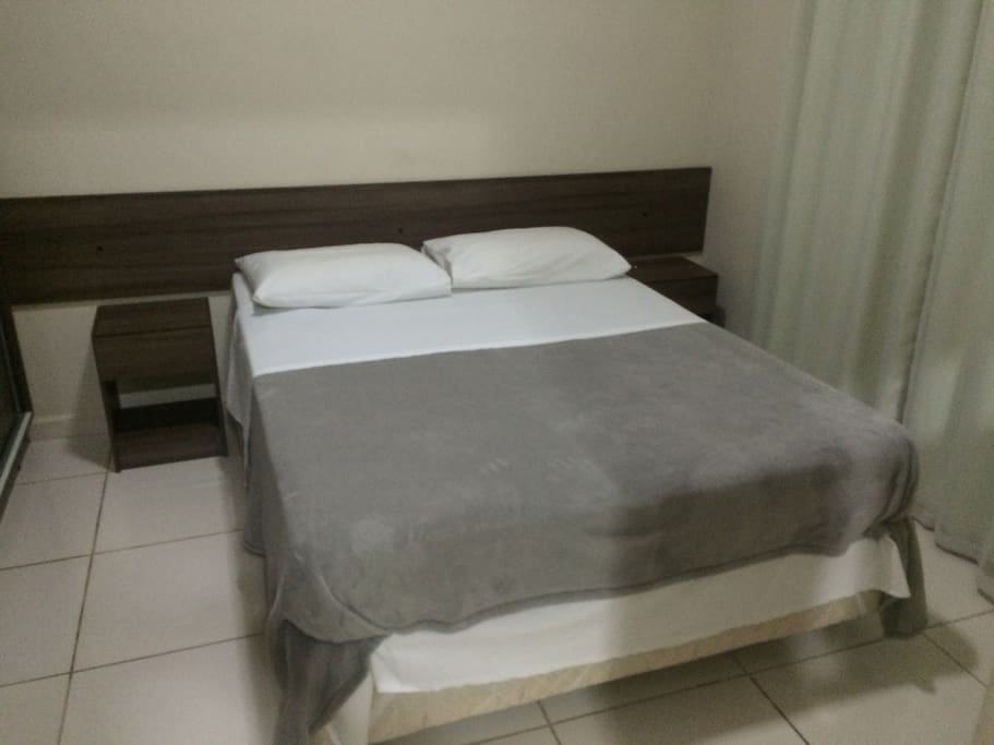 cama de casal e 2 criados mudos