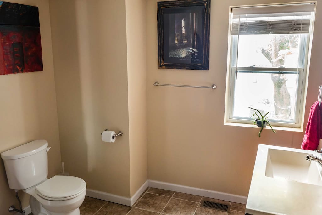 Bathroom w/shower