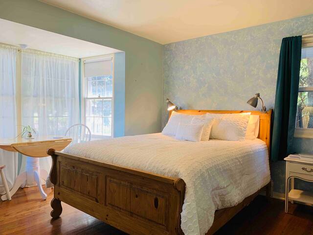Light and Airy Room in Cute Cottage-Style Home