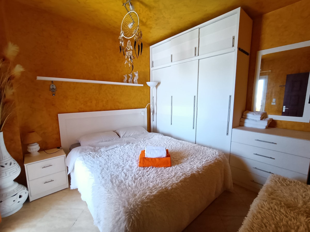 Krásna spálňa s veľkou manželskou posteľou a veľmi priestranným 3-dňovým šatníkom s vešiakmi na oblečenie, policami a zásuvkami, veľkou truhlou zásuviek so 4 zásuvkami a zrkadlom