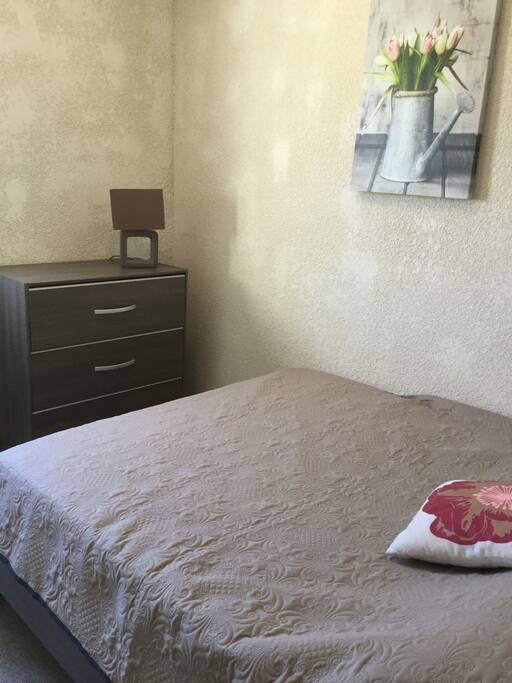 Chambre 1 avec commode