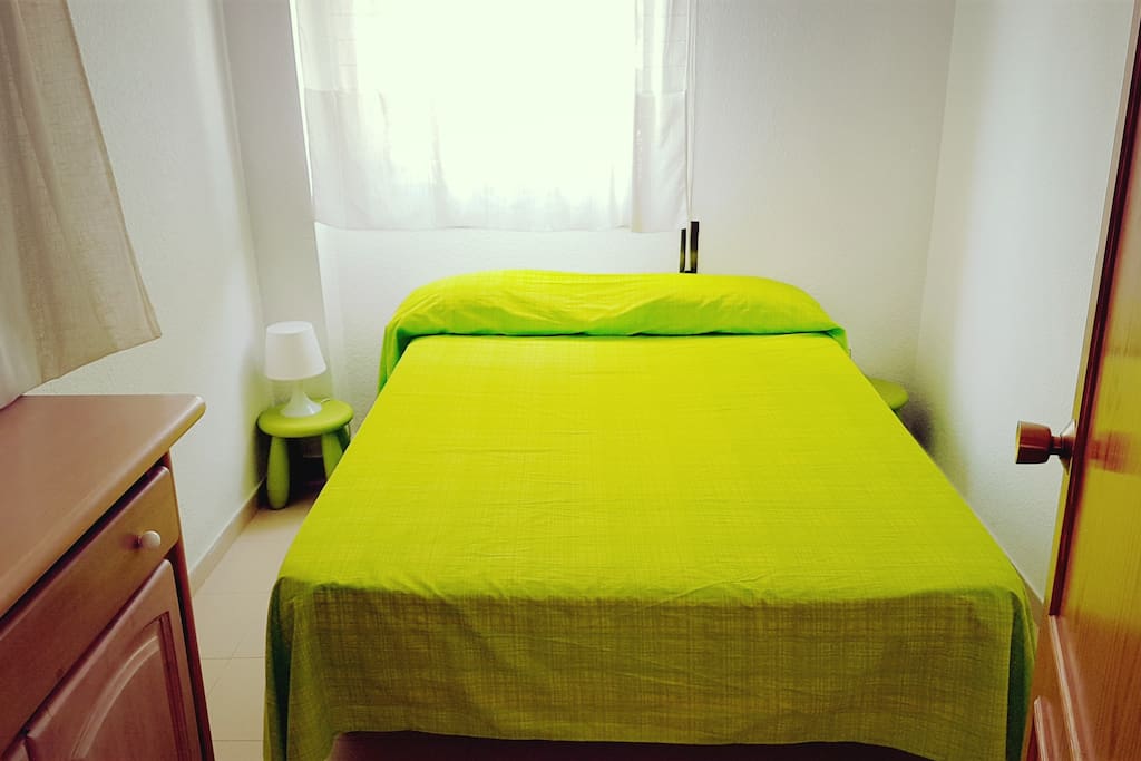 Dormitorio con cama de matrimonio