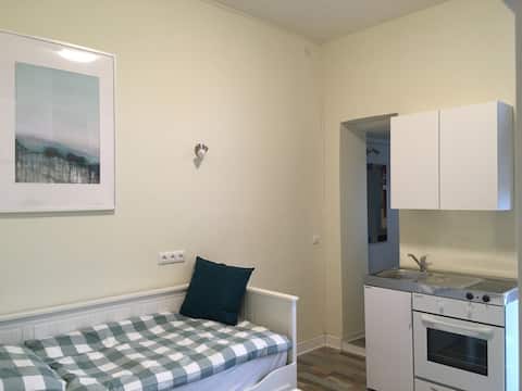 Top Airbnb: One room with bathroom, kitchen, bed for you alone! in Dellviertel