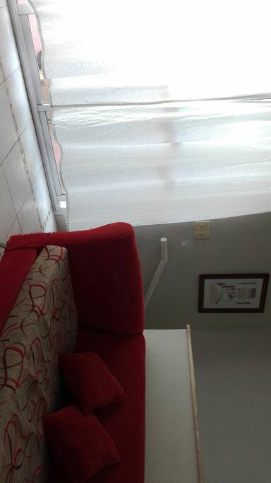 living con ventanal fresco y luminoso,tv con cable