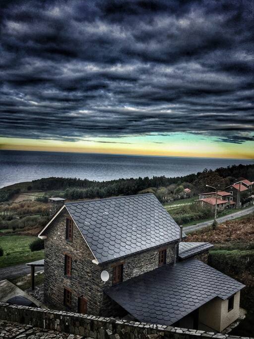 Ubicada en una aldea ideal para el descanso y relax. Impresionantes vistas al Océano Atlántico e inmejorables atardeceres.
