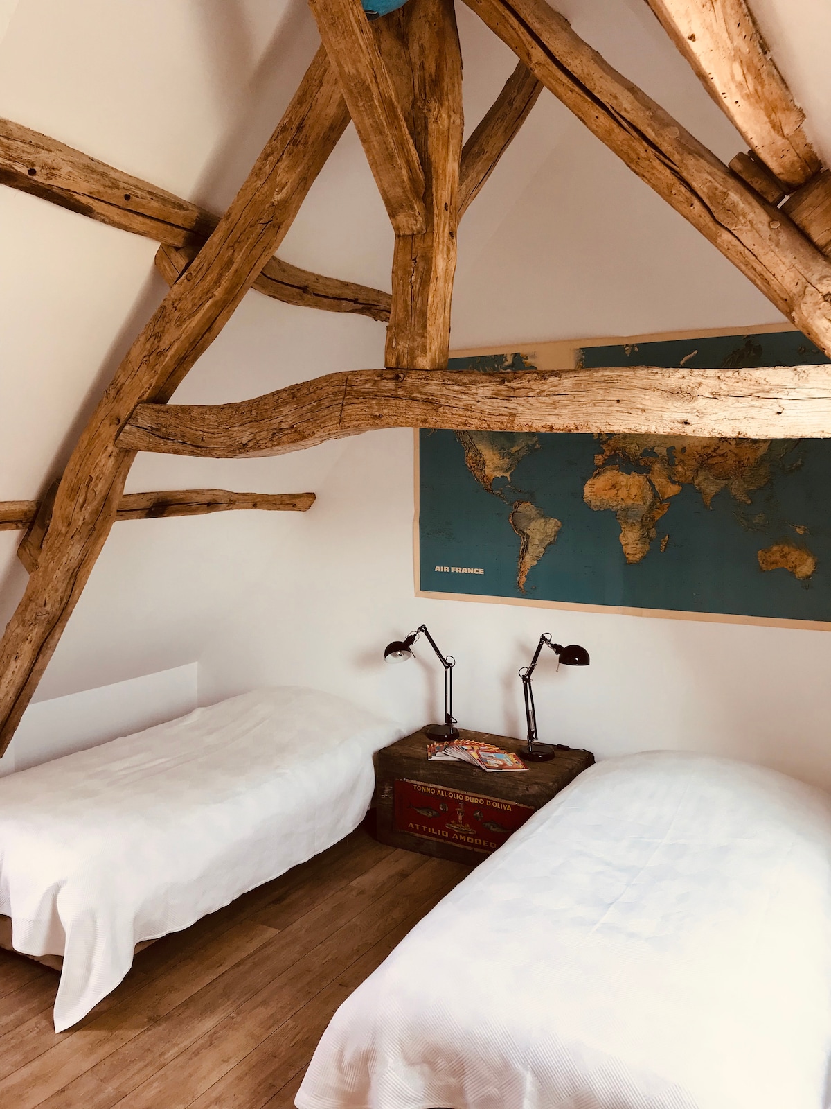 Na poschodí je spálňa s oddelenými posteľami, televízor, rozkladacia pohovka.