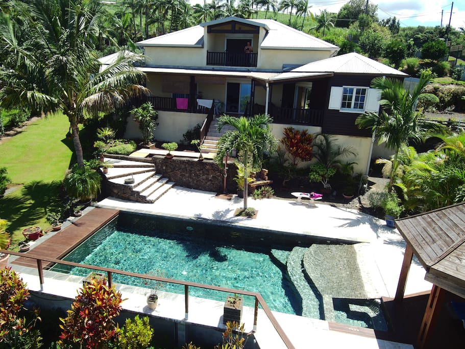villa avec piscine vue du ciel