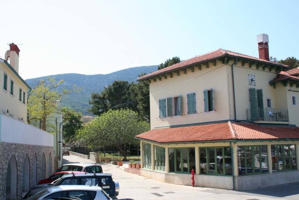 view (house and surroundings)