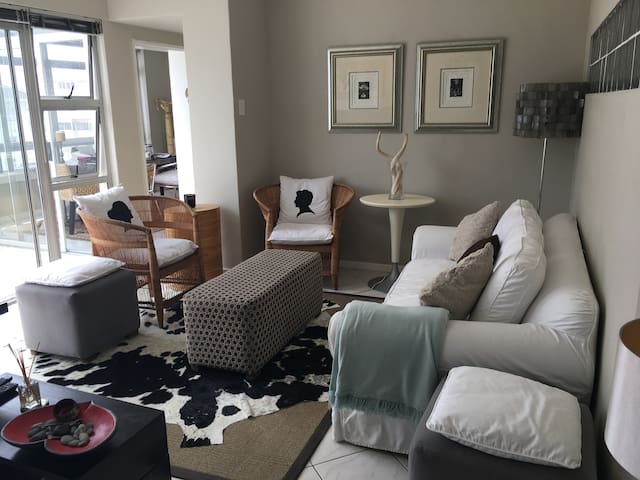 Sunny 2 Bed Compact Apartment with great sea views gallery image 2