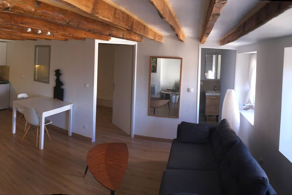Salon vue sur chambre 1 et sdb