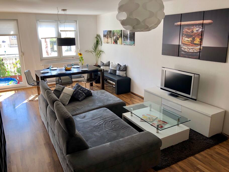Wohnzimmer mit Sofalandschaft
