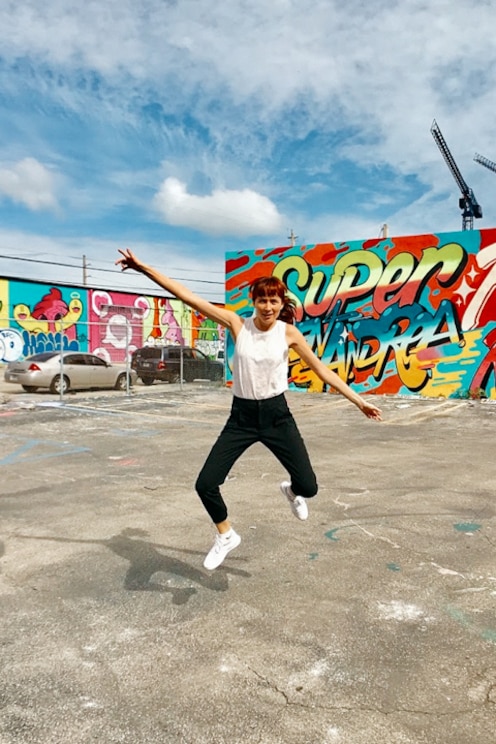 Show full-screen, host-provided image