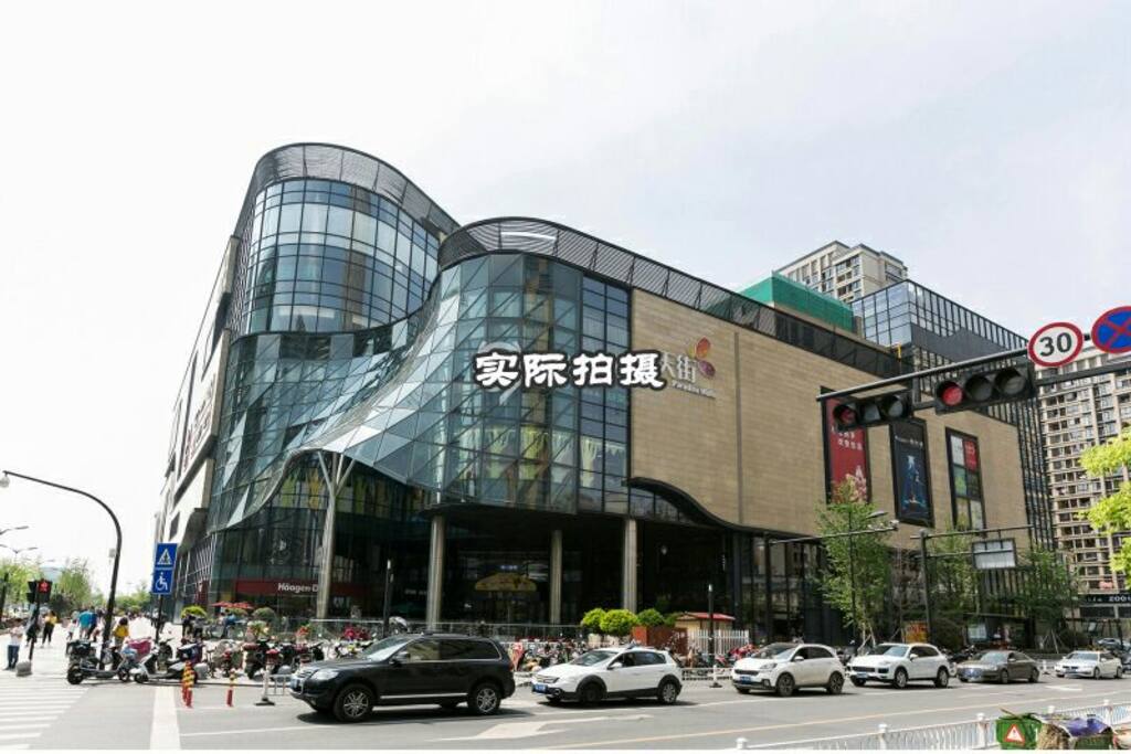 楼下就是大型购物中心--龙湖天街