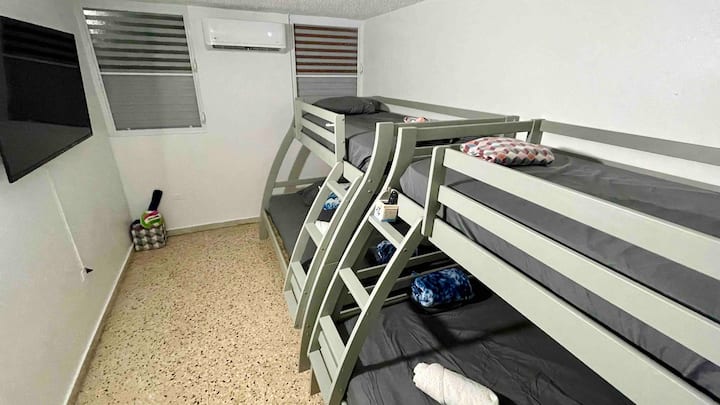 เตียงสองชั้น 2 เตียง (ด้านล่างเต็มและชั้นบน)