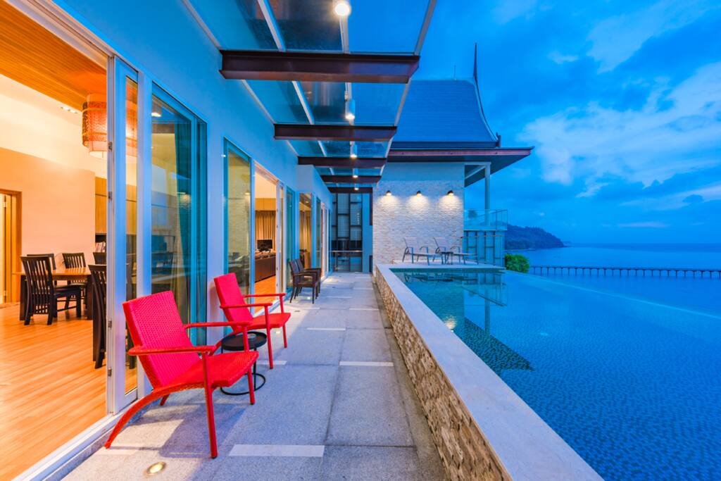 Sea view pool