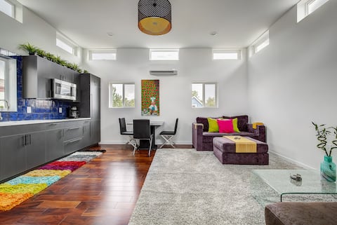 Top performing Airbnb: Art Lover's Gem ideal spot come early & leave late in Lincoln Park