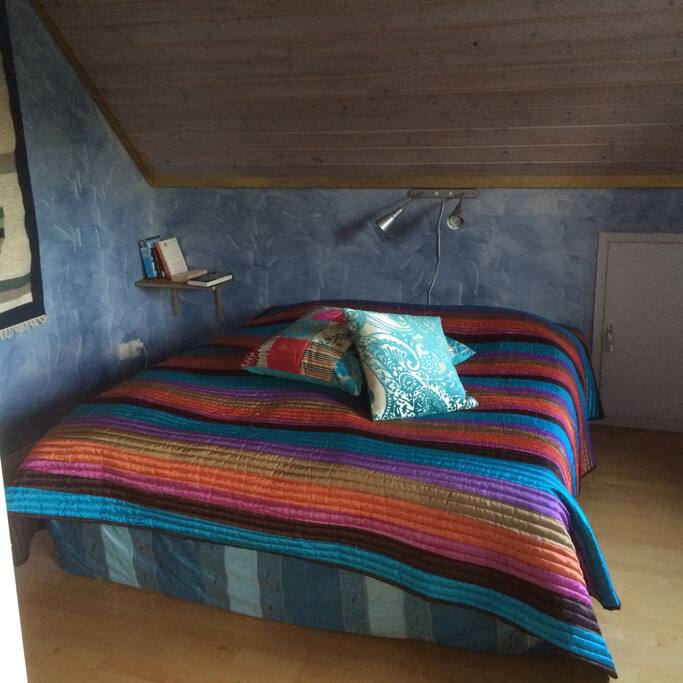 Mayor bedroom with a 160 cm family bed.