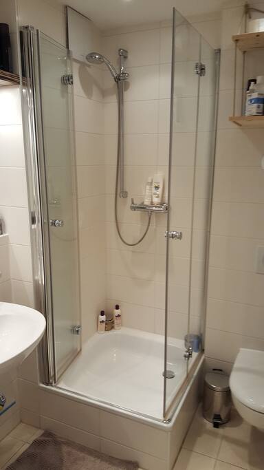Bathroom & Shower / Duschbad