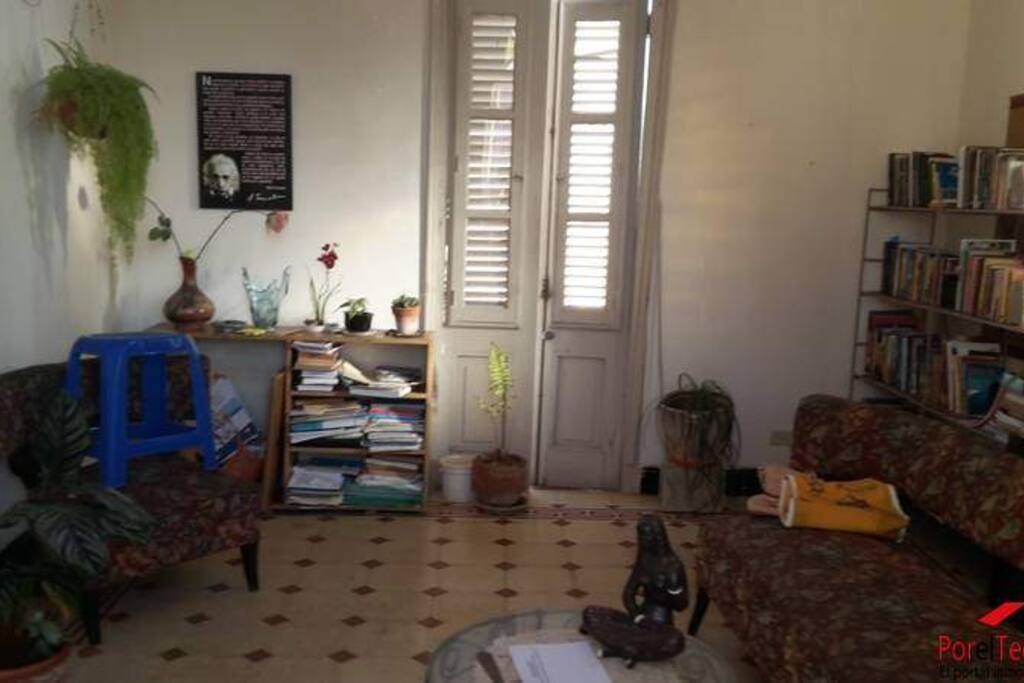 Se rentan 3 habitaciones en un apartamento que está muy ventilado, amplio en las cercanías de los hoteles Riviera, Cohiba, del centro comercial Galerias Paseo y otros lugares céntricos.