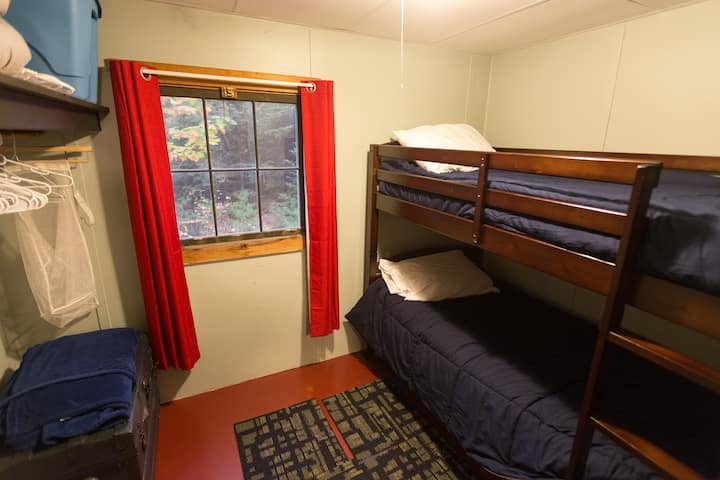 2号卧室配有双层床和挂衣服和存放行李的房间。