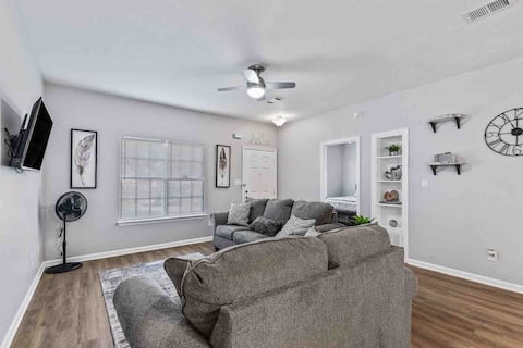 Modern 3BR Home near Busch Gardens W/ free WiFi
