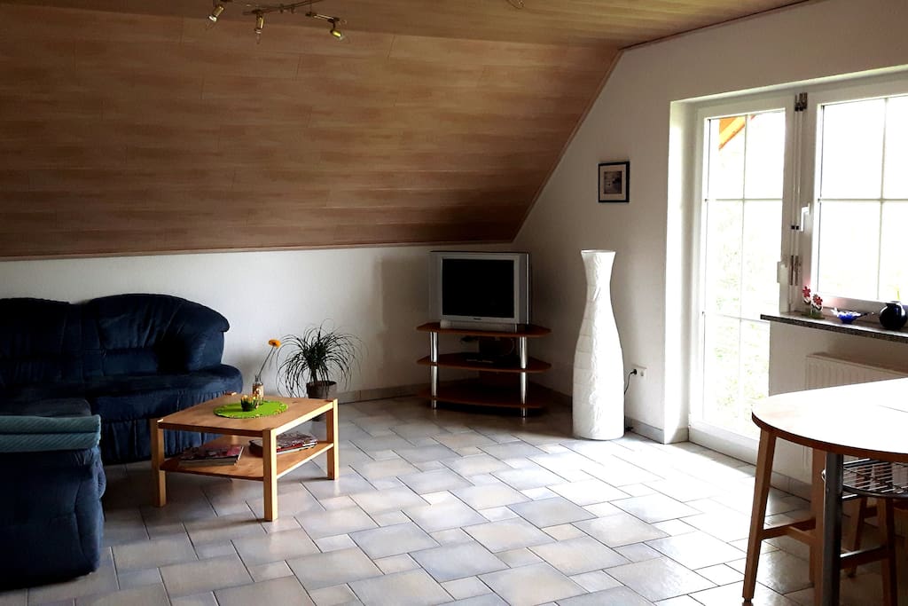 gemütliches Wohnzimmer mit TV digital/SAT-Anschluss und Schlafsofa