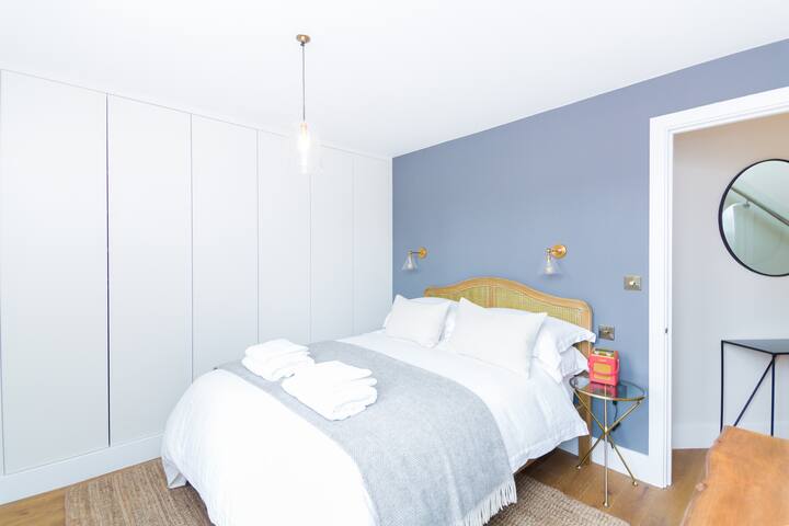 Stunning Design Two bedroom Duplex Apt – 2 baths gallery image 4