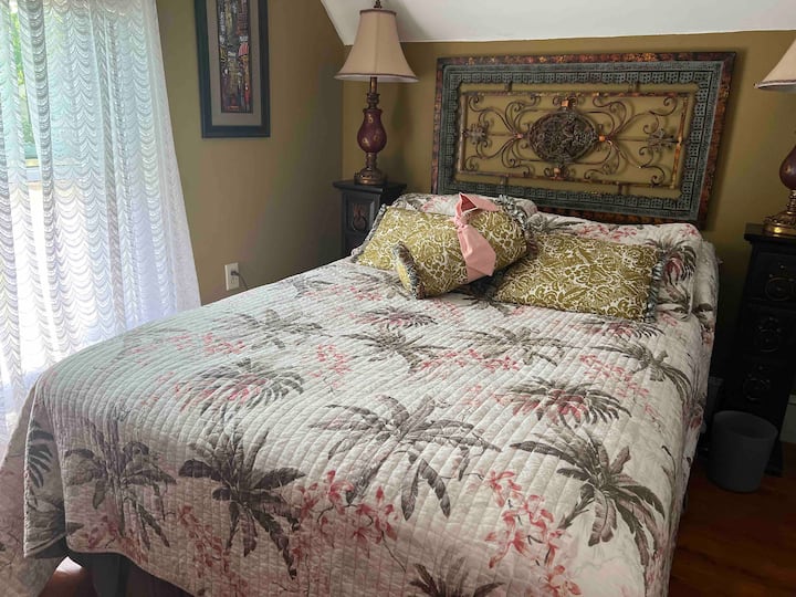 الطابق الثالث ذو إطلالة على الخليج يطل على الجنوب الشرقي.  ضوء شمس دافئ وصباح. مرتبة كاملة الحجم. حمام خاص.  هادئ. 