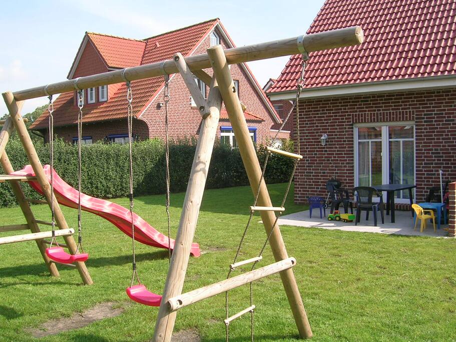 Garten mit Kinderspielplatz
