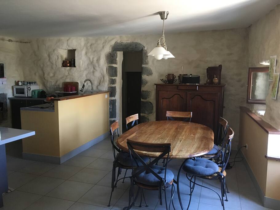Salle à manger et cuisine (lave-vaisselle, four et micro-ondes)