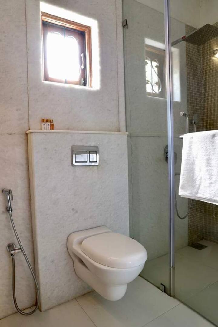Full bathroom 1 image 1