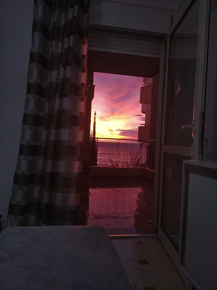 Puedes admirar la puesta de sol desde el dormitorio principal.